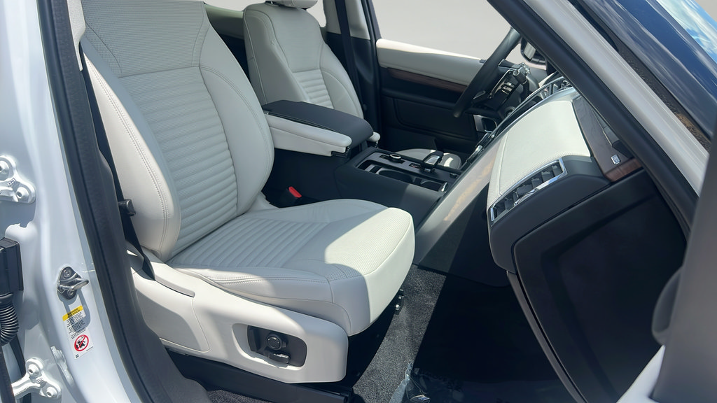 Used 2025 Land Rover Discovery Dynamic SE AWD/4WD image 22