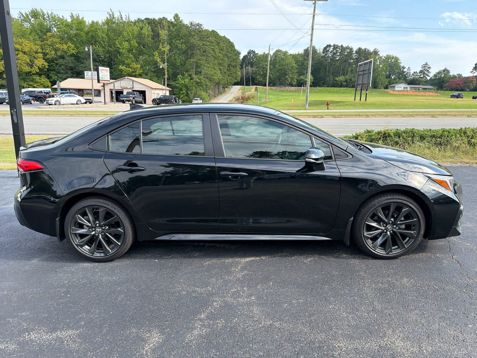 Used 2025 Toyota Corolla SE FWD image 2