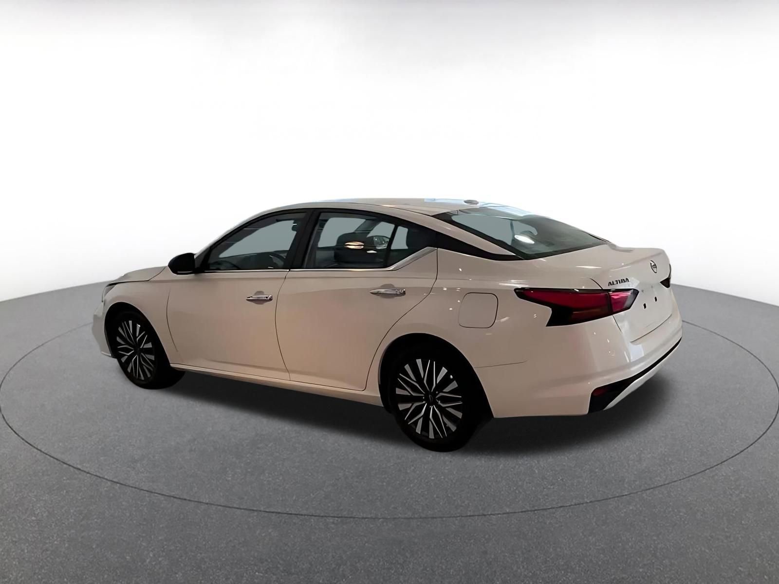 Used 2025 Nissan Altima 2.5 SV image 9