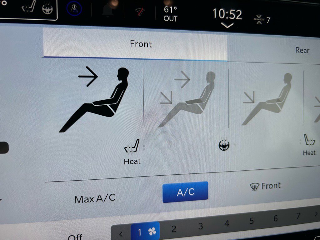 New 2025 Chrysler Voyager LX image 27