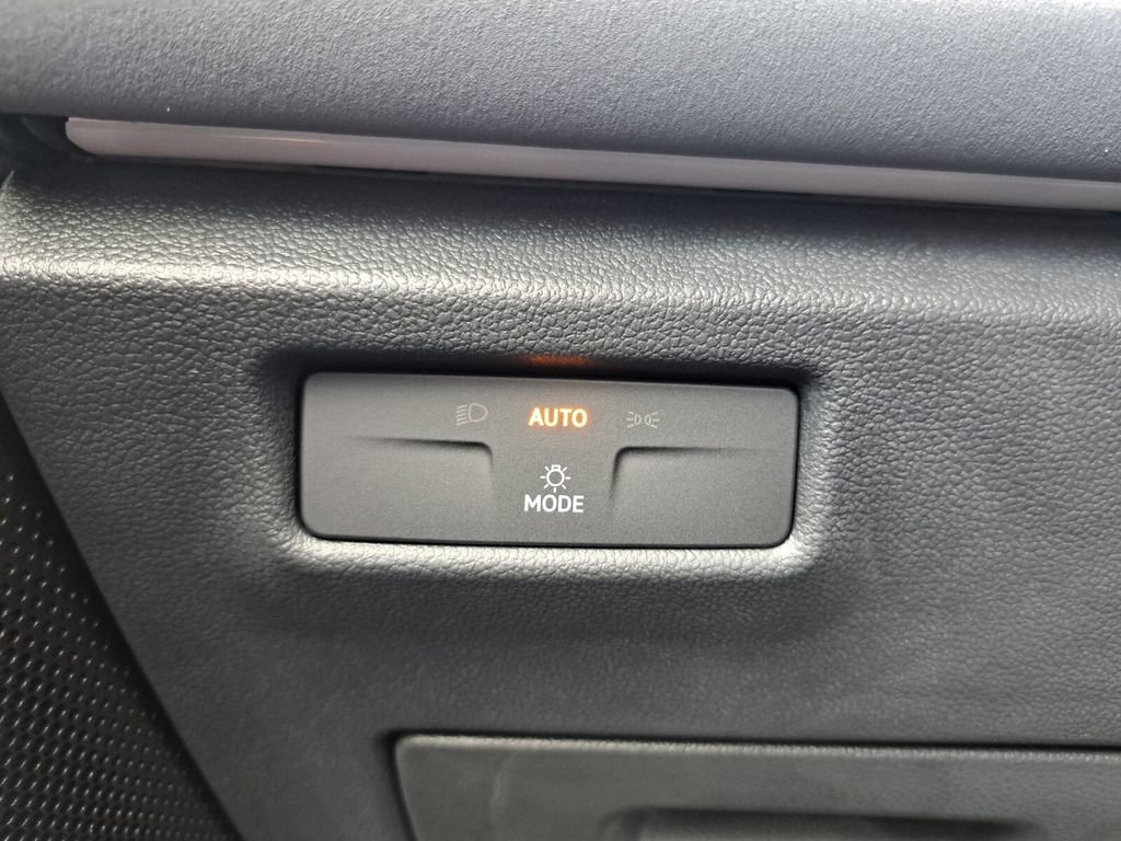 New 2025 Volkswagen Tiguan SE image 15