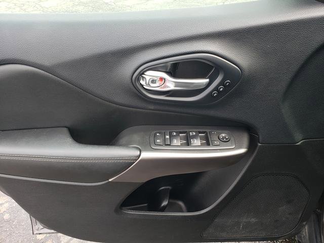 Used 2019 Jeep Cherokee Limited image 11