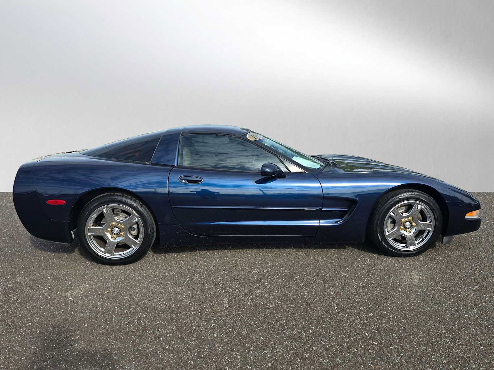 Used 1999 Chevrolet Corvette Coupe w/ Memory Pkg image 2