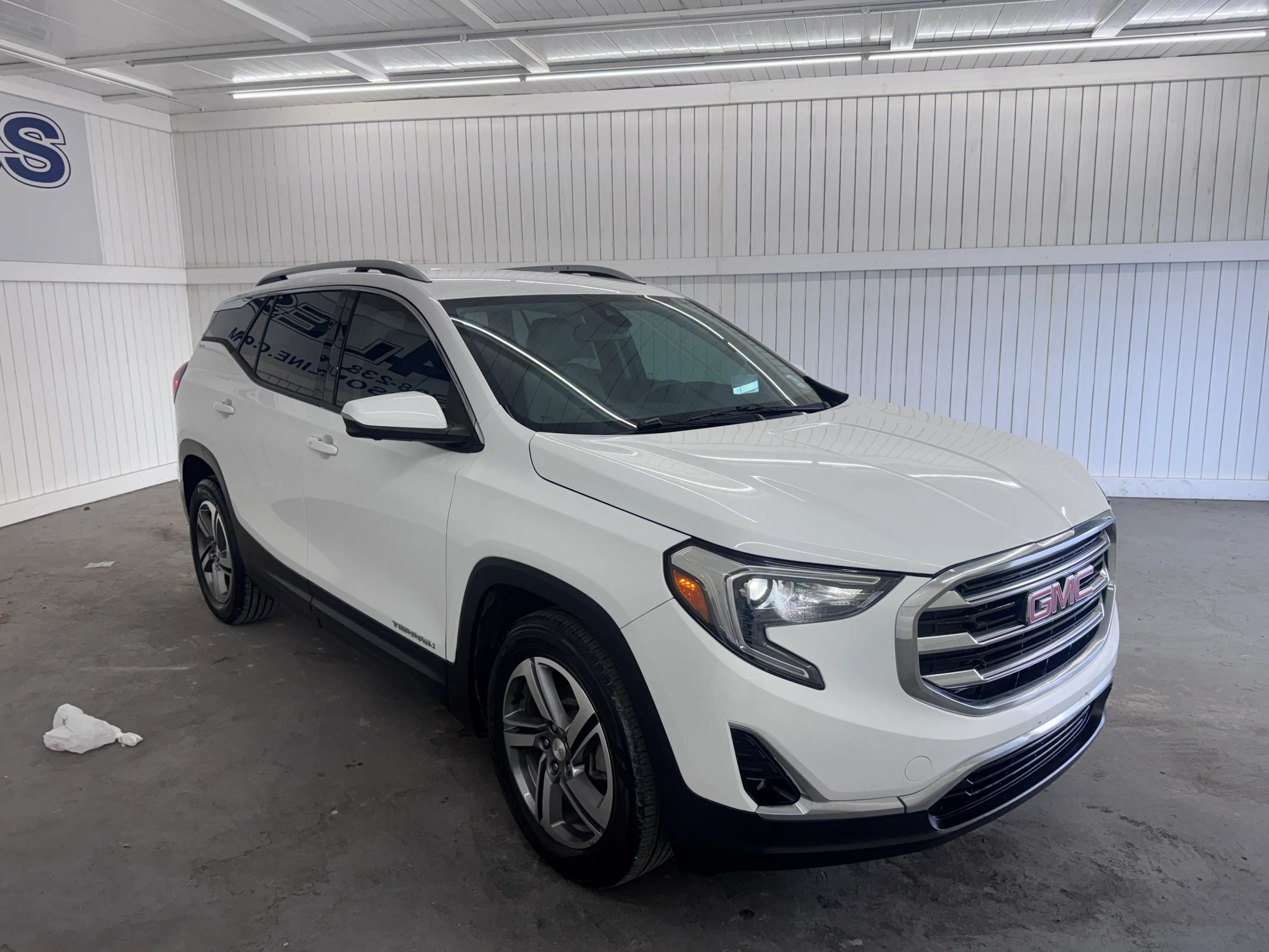 Used 2022 GMC Terrain SLT w/ Infotainment Package II FWD image 3