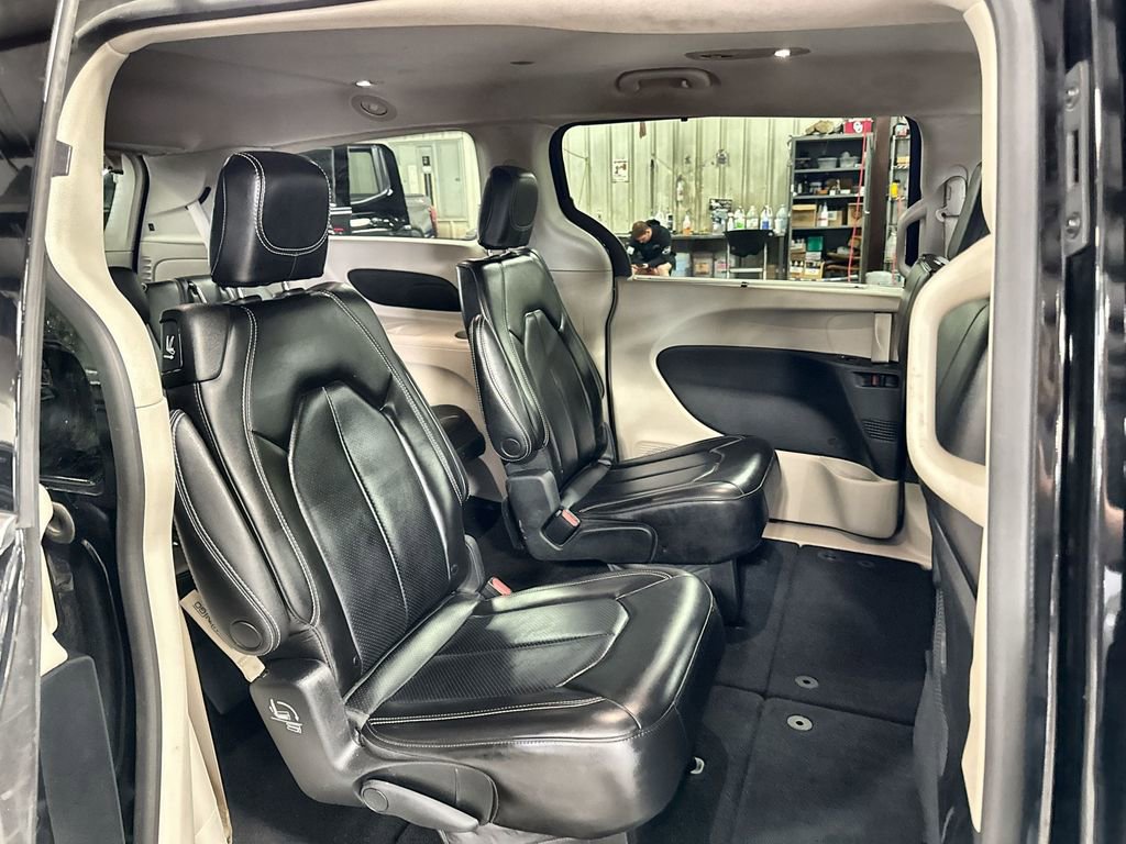 Used 2023 Chrysler Pacifica Touring-L FWD image 29