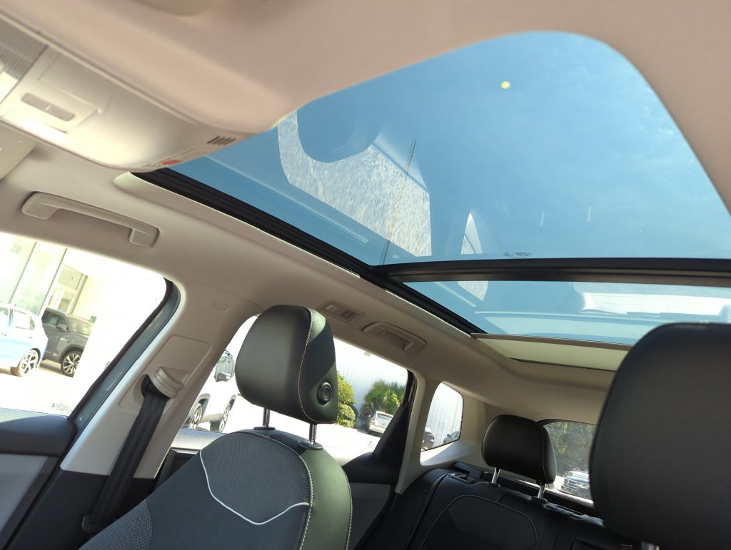 Certified 2023 Volkswagen Taos SE w/ Panoramic Sunroof Package FWD image 28