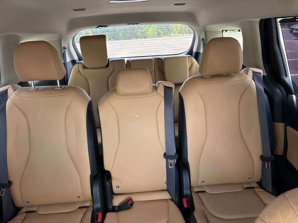 Used 2024 Kia Carnival EX FWD image 26
