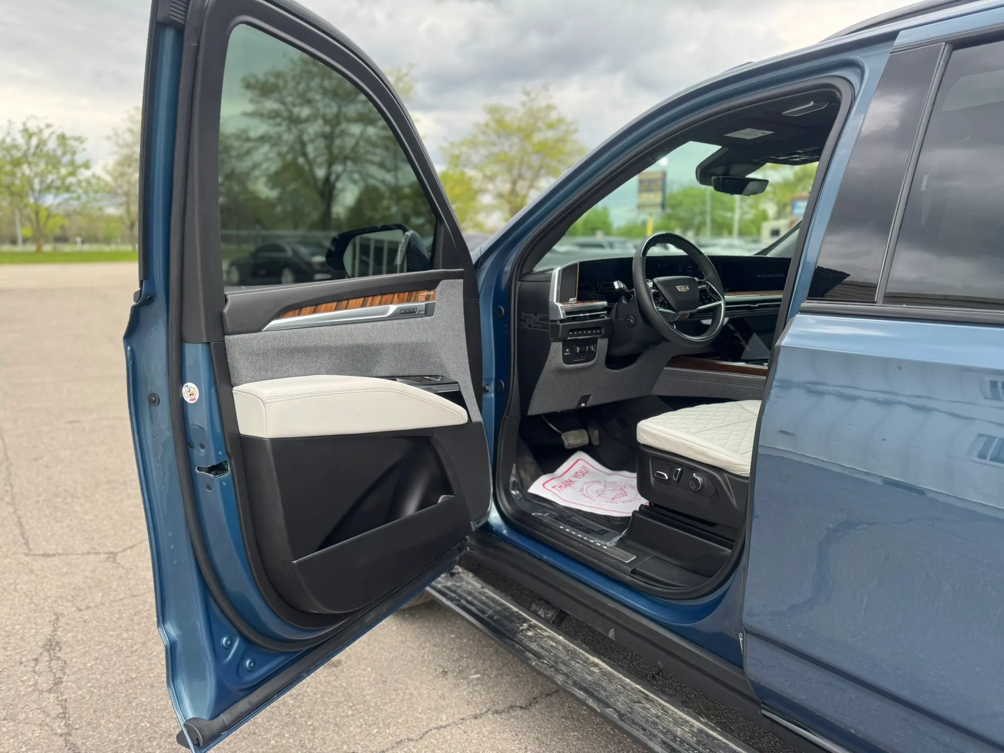 Used 2025 Cadillac Escalade Sport Platinum w/ LPO, Floor Liner Package AWD/4WD image 9