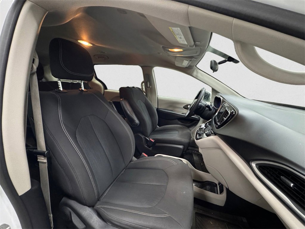 Used 2020 Chrysler Voyager L image 15