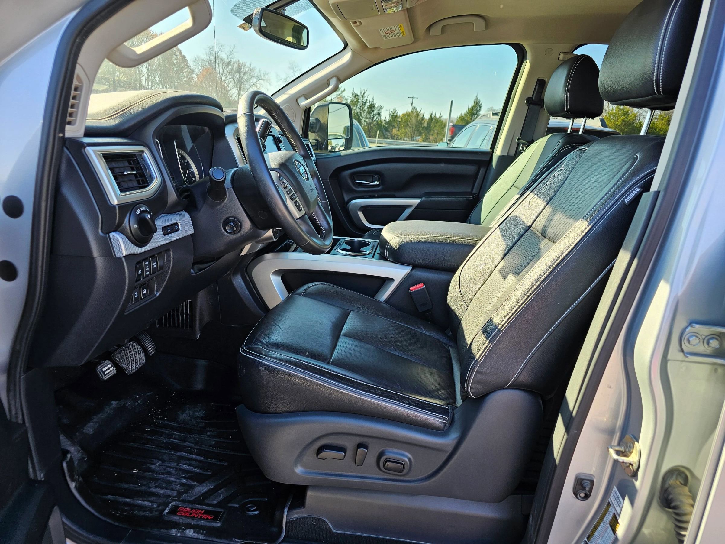 Used 2019 Nissan Titan PRO-4X w/ Pro-4x Convenience Package image 4