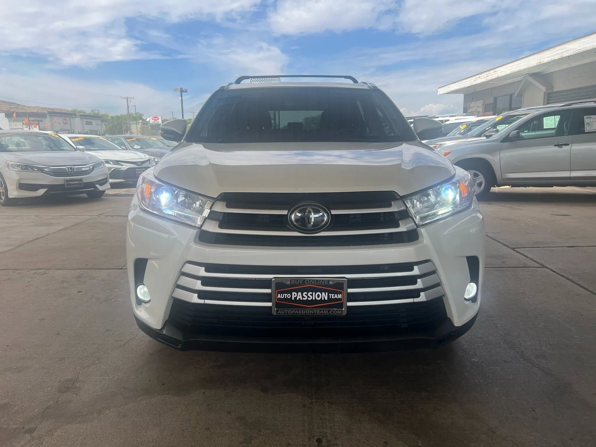 Used 2019 Toyota Highlander SE image 2