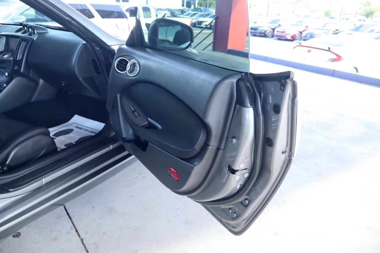 Used 2016 Nissan 370Z Coupe RWD image 39