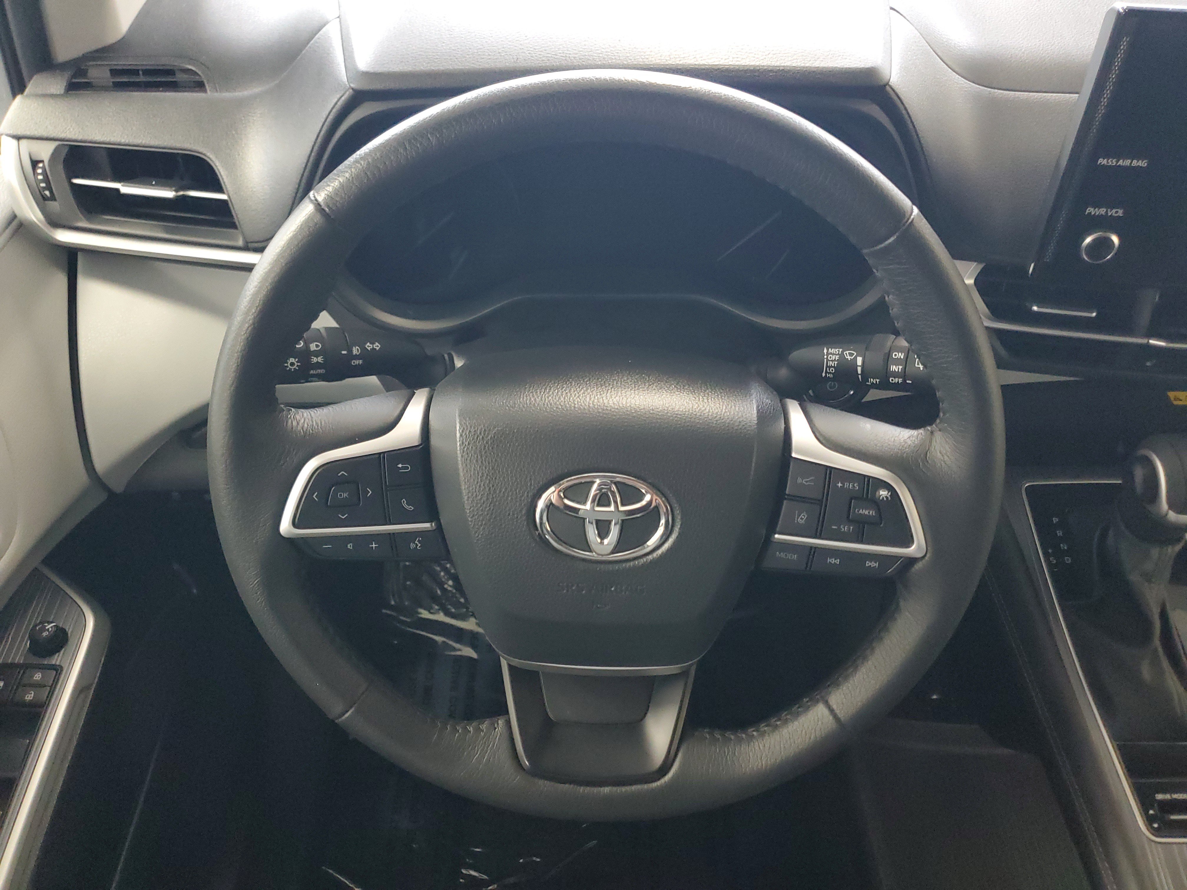 Certified 2025 Toyota Sienna XLE FWD image 26