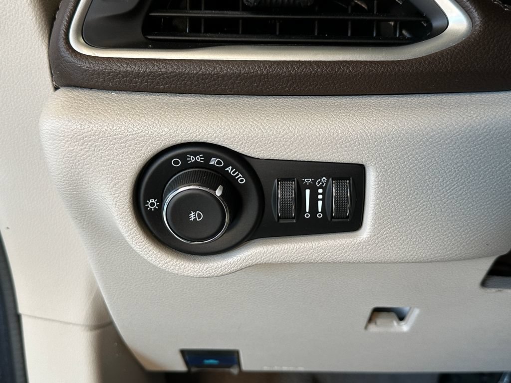 Used 2021 Chrysler Pacifica Touring-L FWD image 18