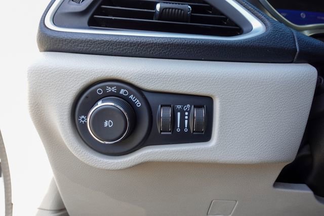 Used 2021 Chrysler Pacifica Touring-L image 16