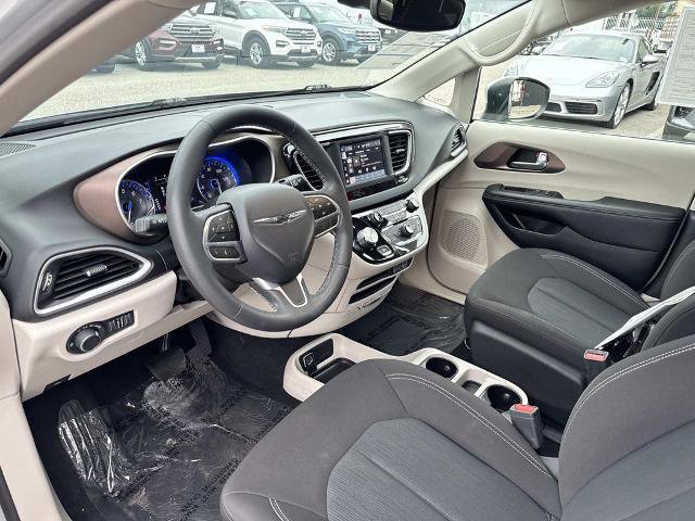 Used 2023 Chrysler Voyager LX image 17