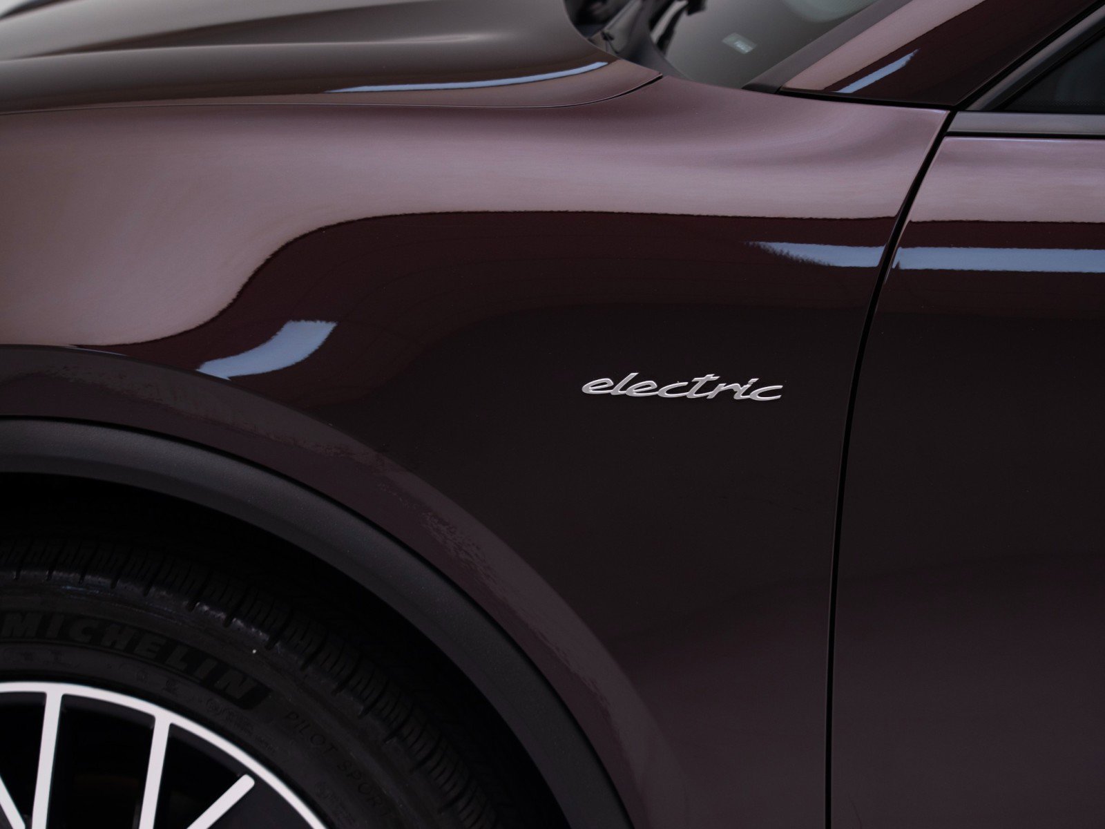 Certified 2025 Porsche Macan Electric image 13