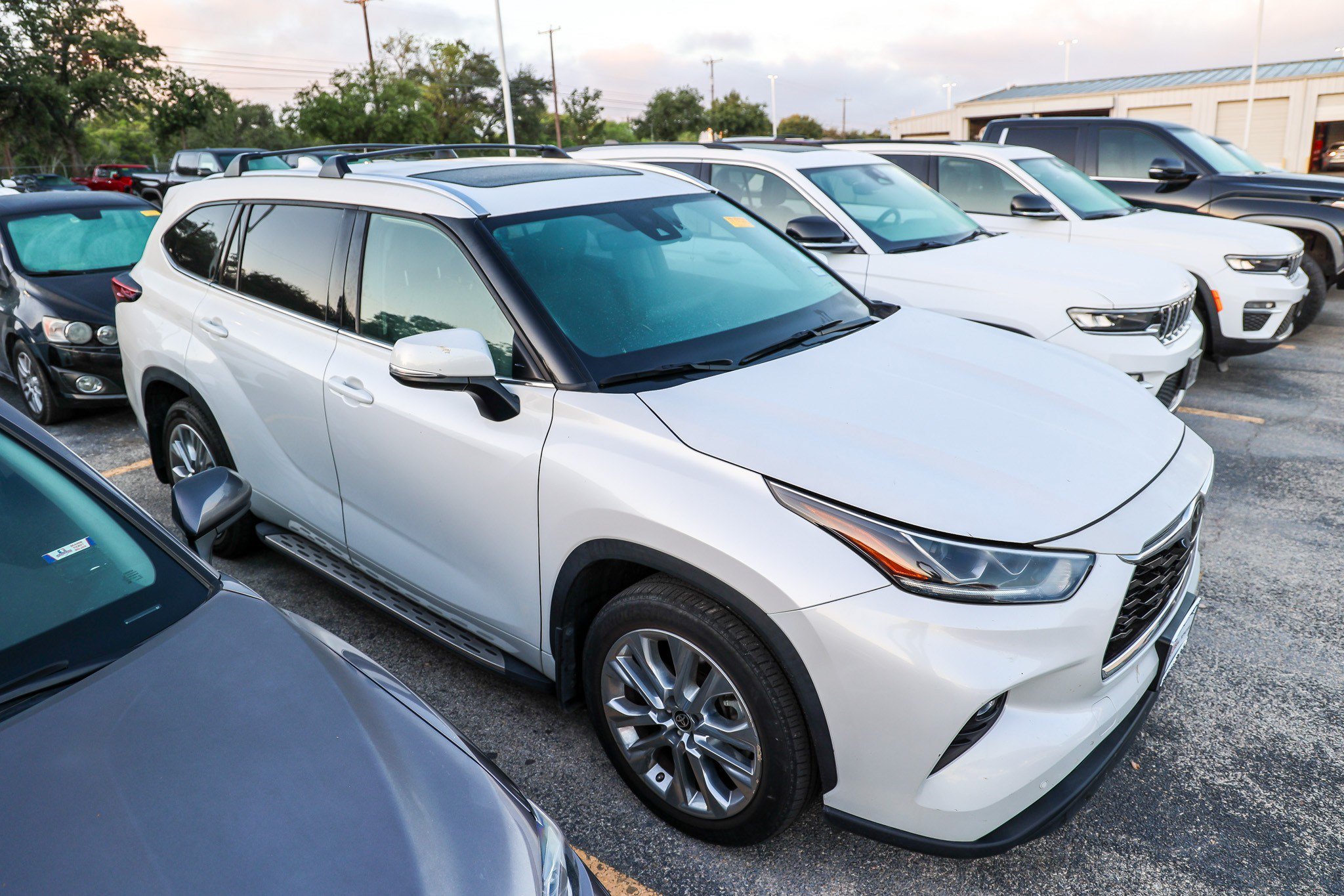 Used 2024 Toyota Highlander Limited FWD image 7