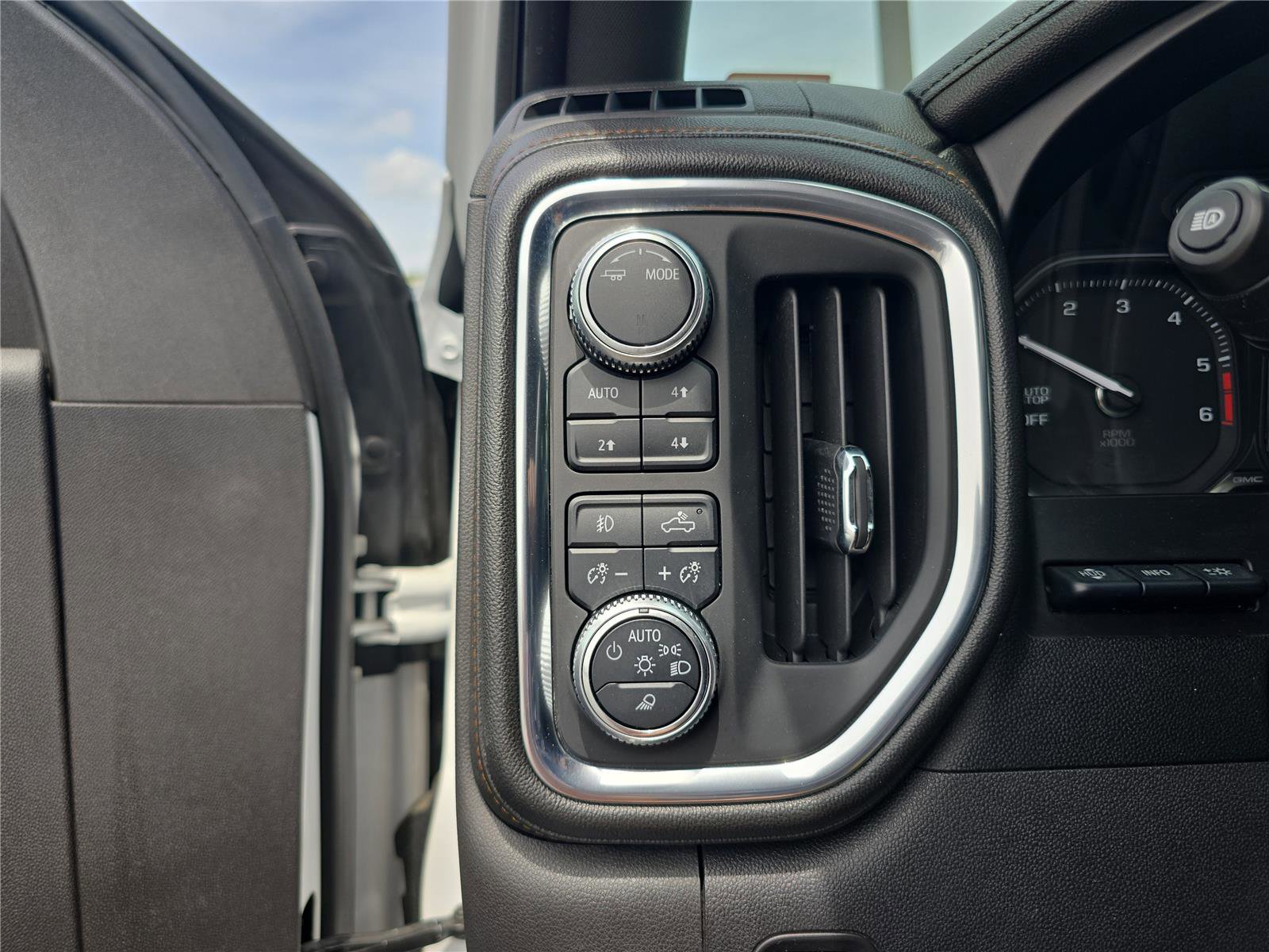 Used 2020 GMC Sierra 1500 AT4 w/ AT4 Premium Package AWD/4WD image 34