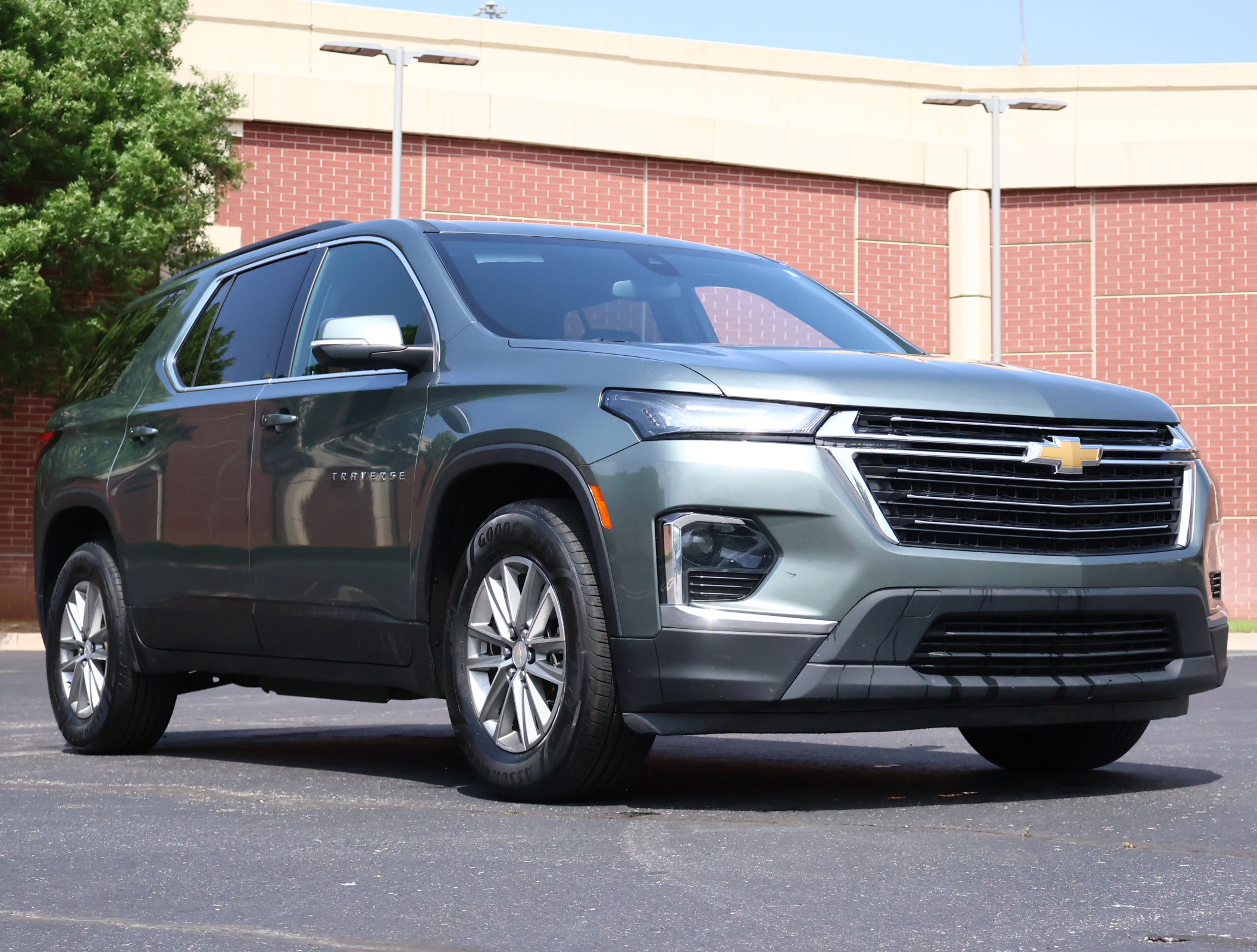Used 2023 Chevrolet Traverse LT FWD image 1