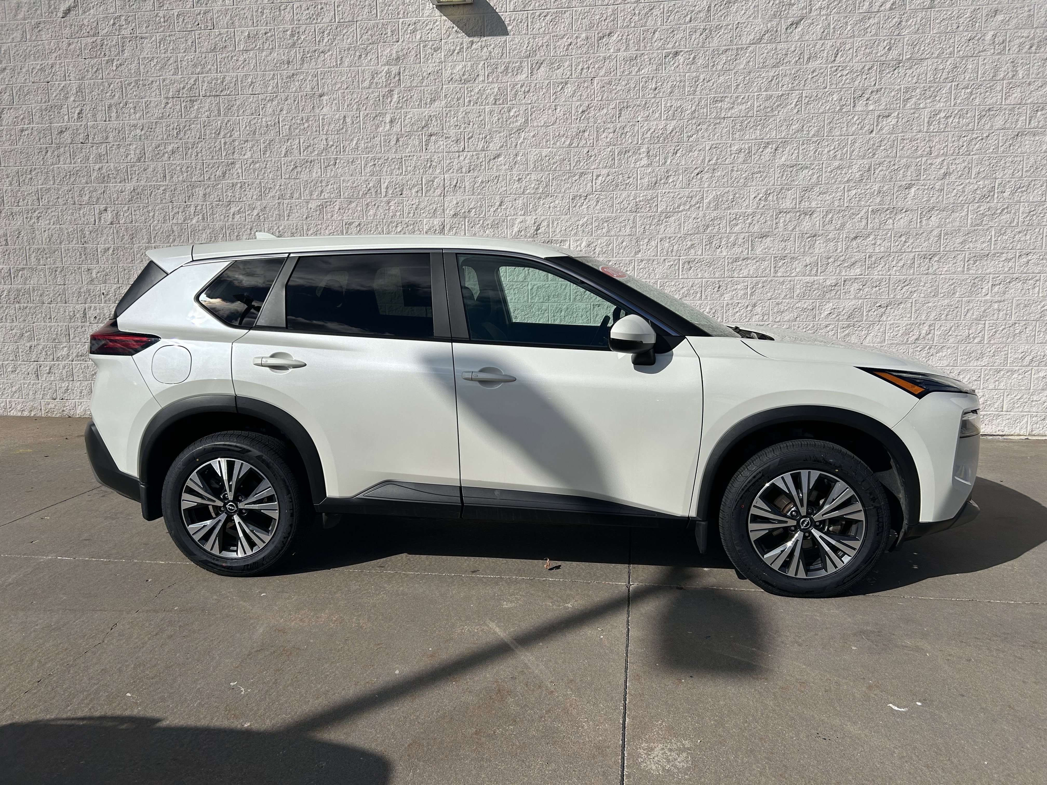 Used 2023 Nissan Rogue SV image 2