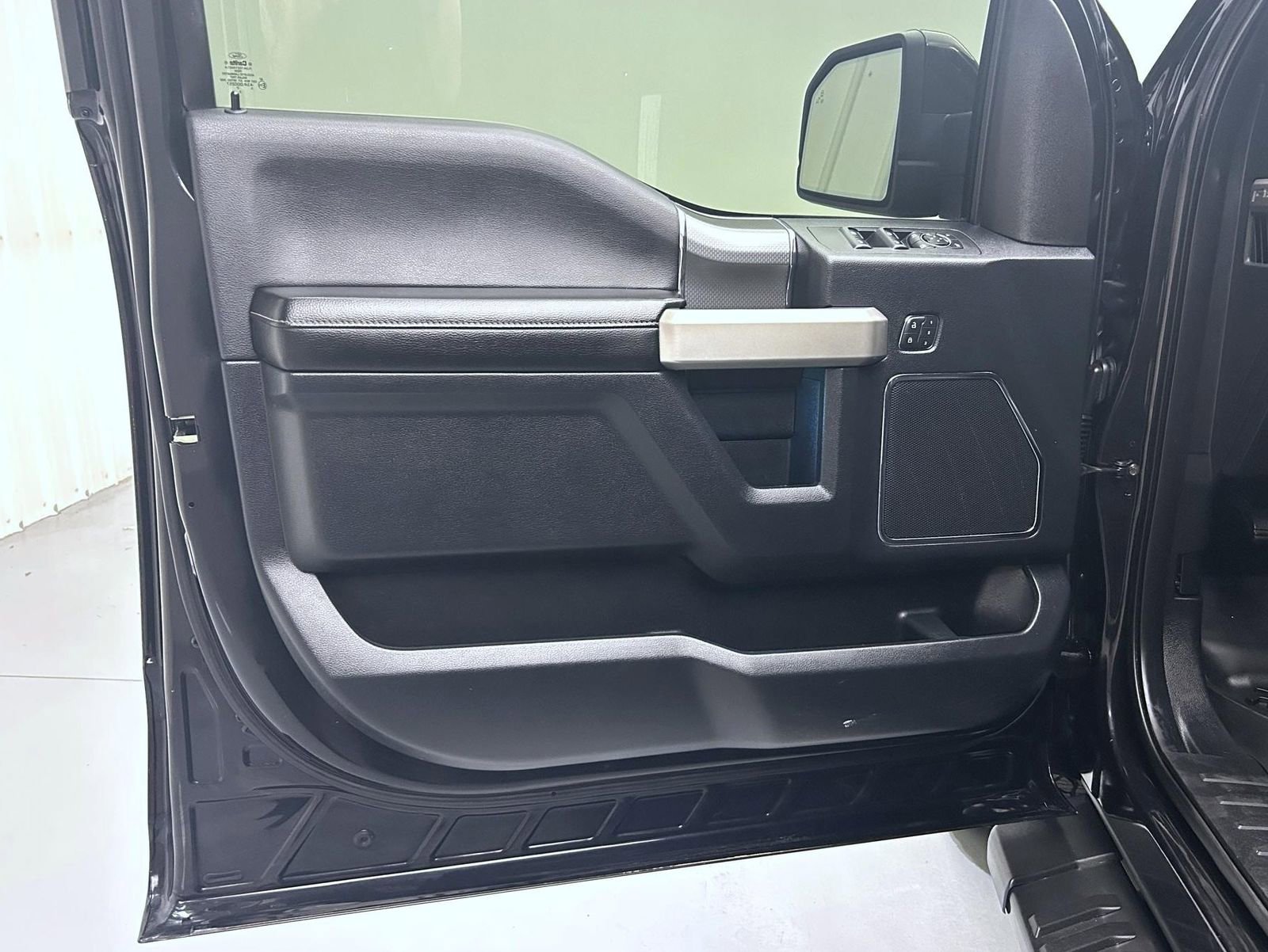 Used 2015 Ford F150 Lariat image 9