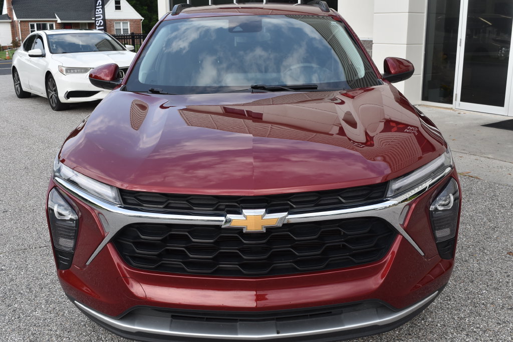 Used 2025 Chevrolet Trax LT FWD image 3