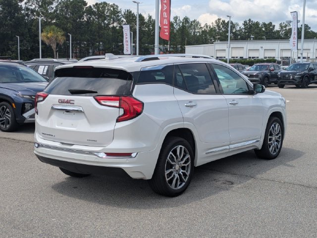 Used 2022 GMC Terrain Denali w/ Denali Premium Package AWD/4WD image 3