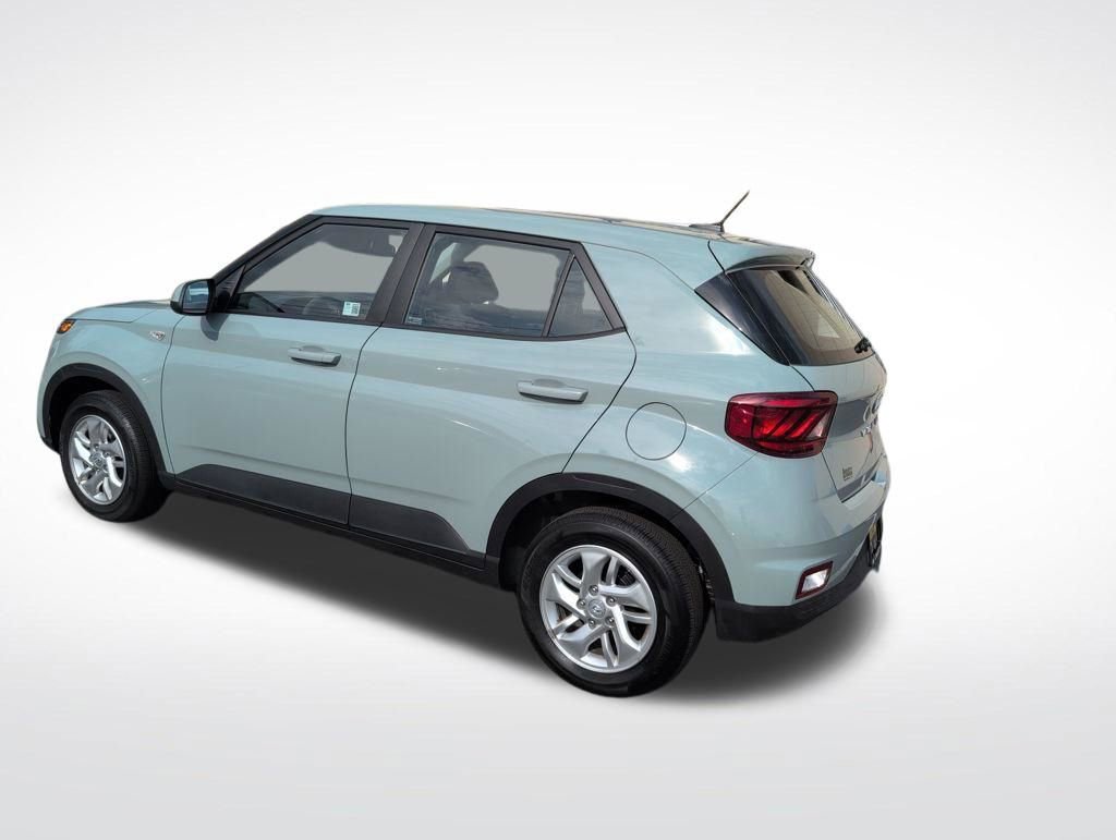 Certified 2025 Hyundai Venue SE image 4