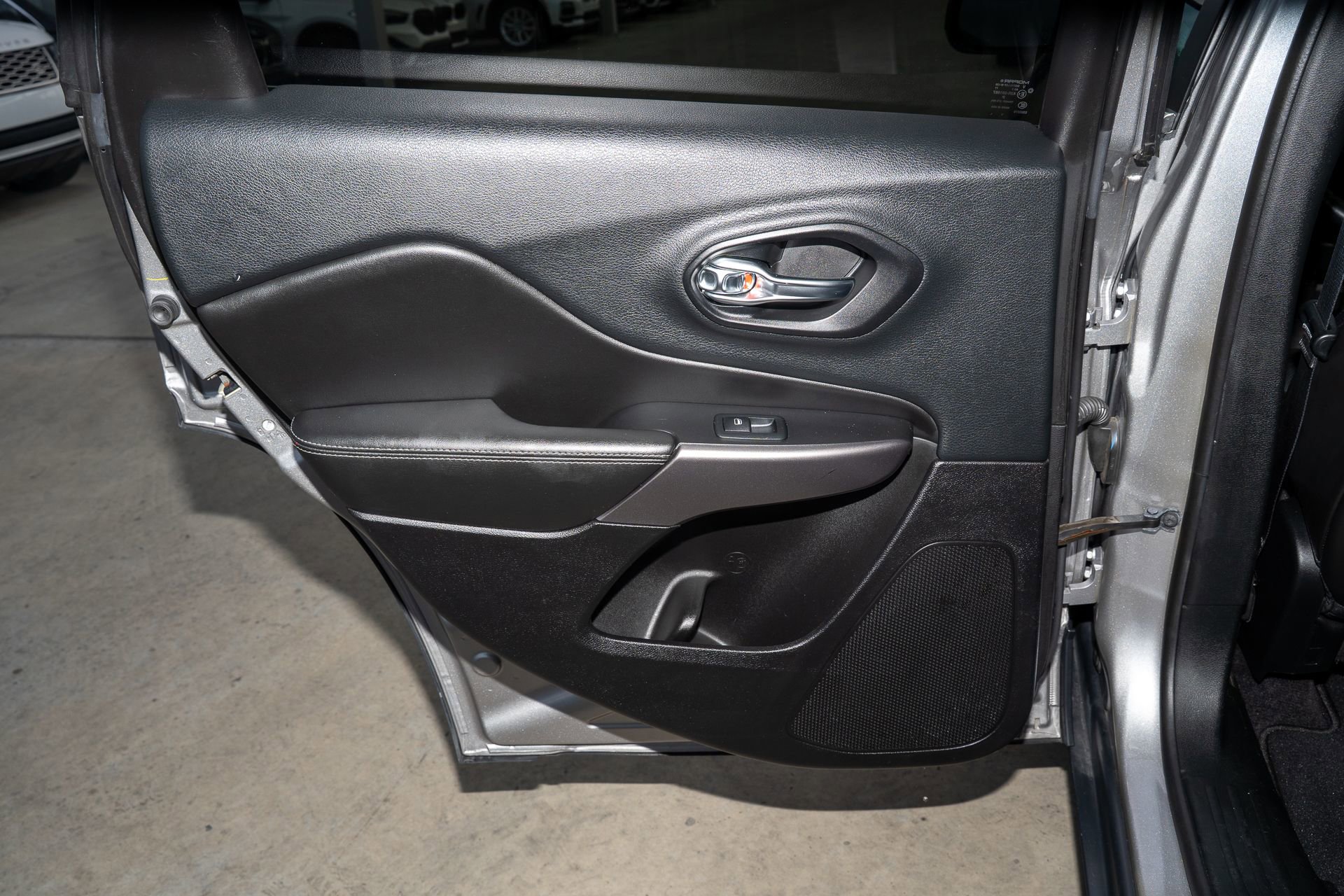 Used 2019 Jeep Cherokee Limited w/ Luxury Group image 12