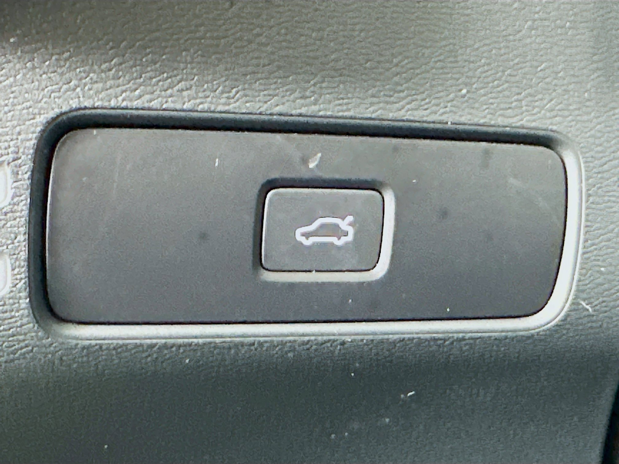 Used 2024 Volvo XC40 B5 Core image 17