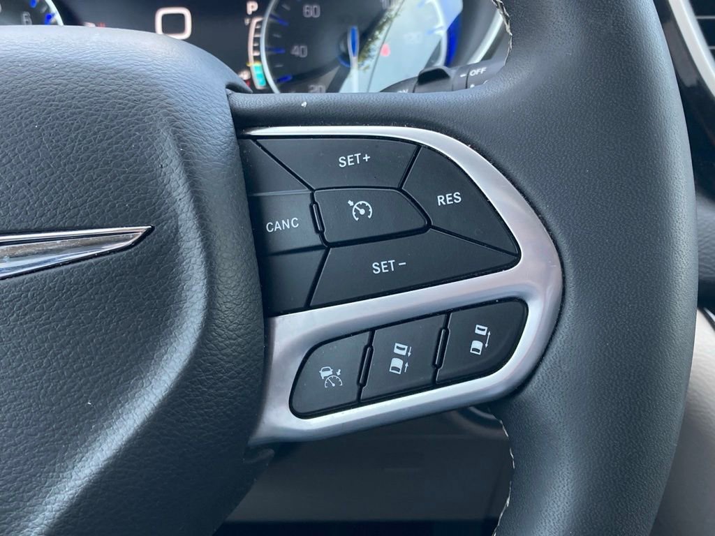 Used 2024 Chrysler Pacifica Touring-L image 17