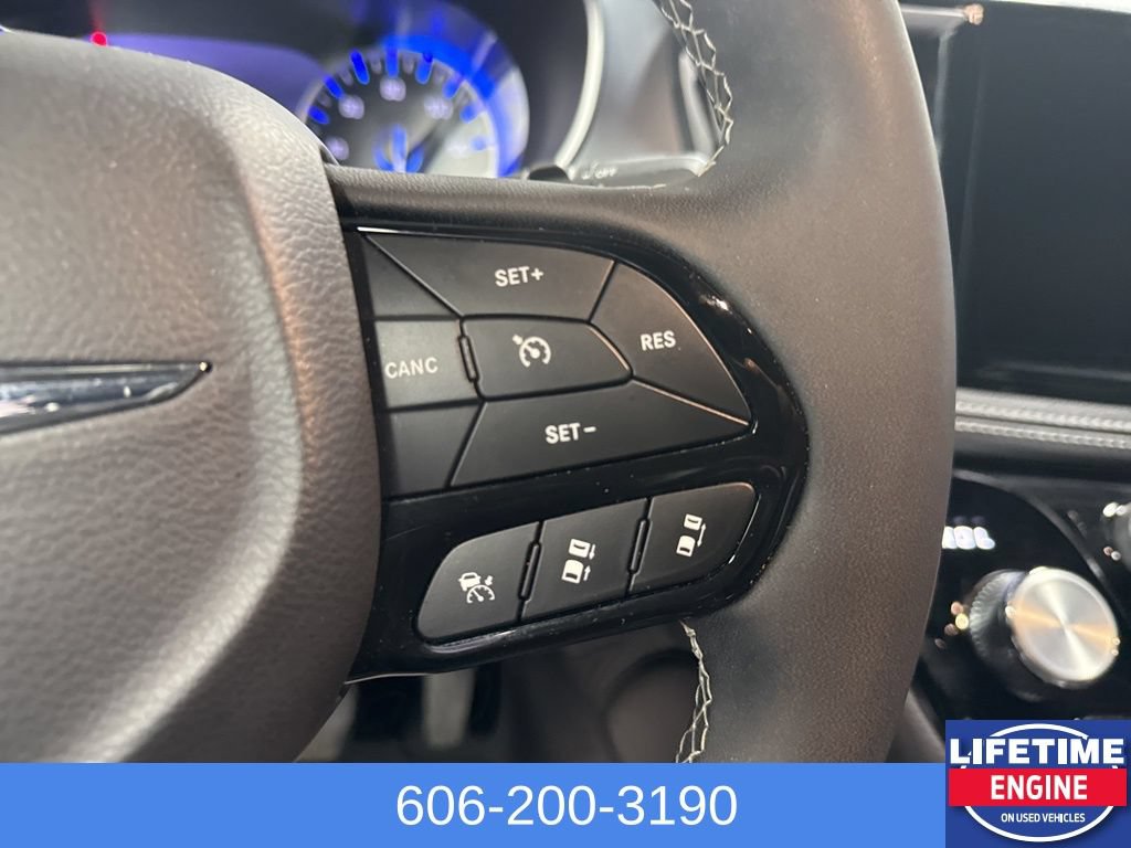 Used 2025 Chrysler Pacifica Limited FWD image 17