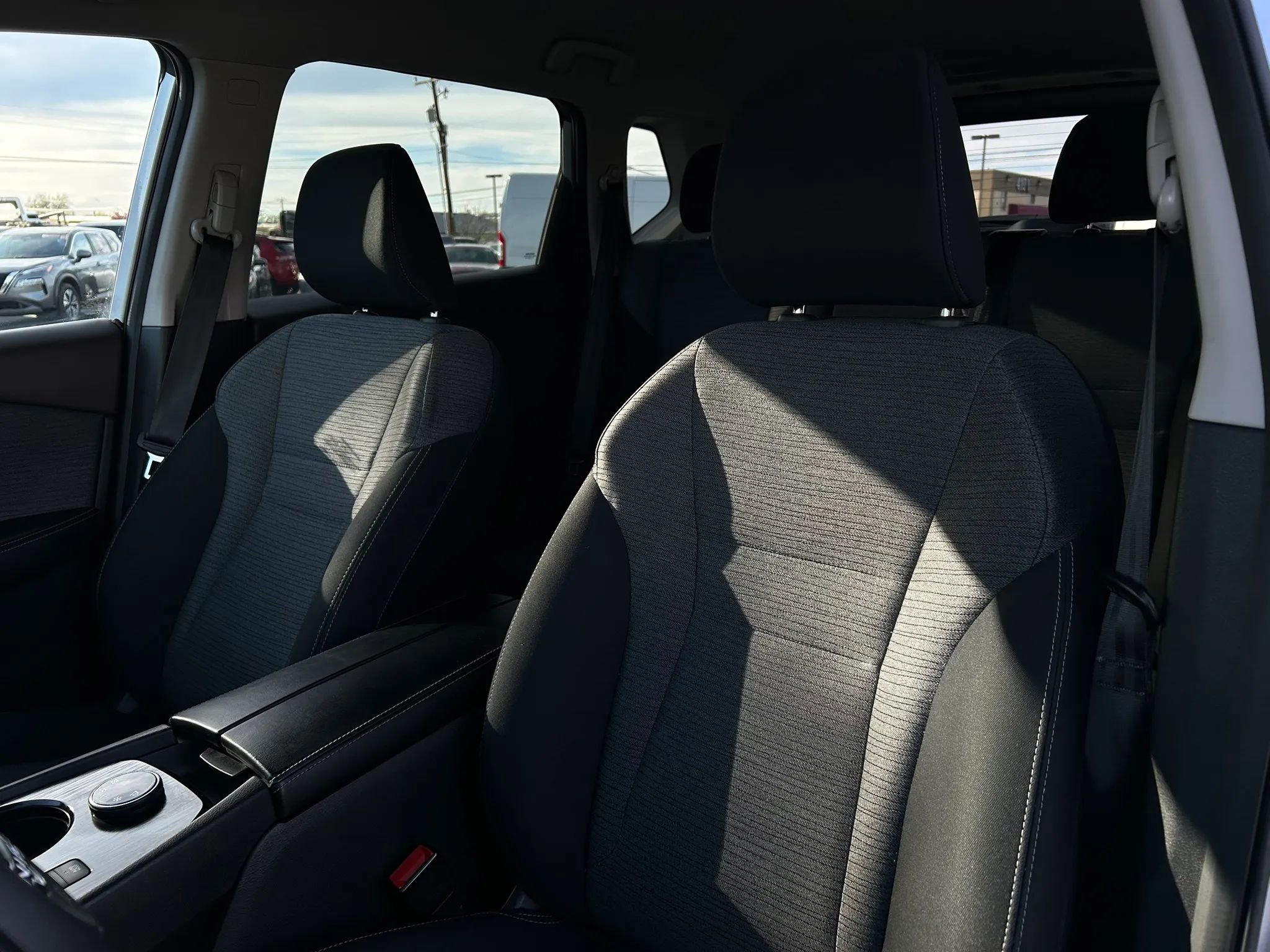 Used 2023 Nissan Rogue SV image 9