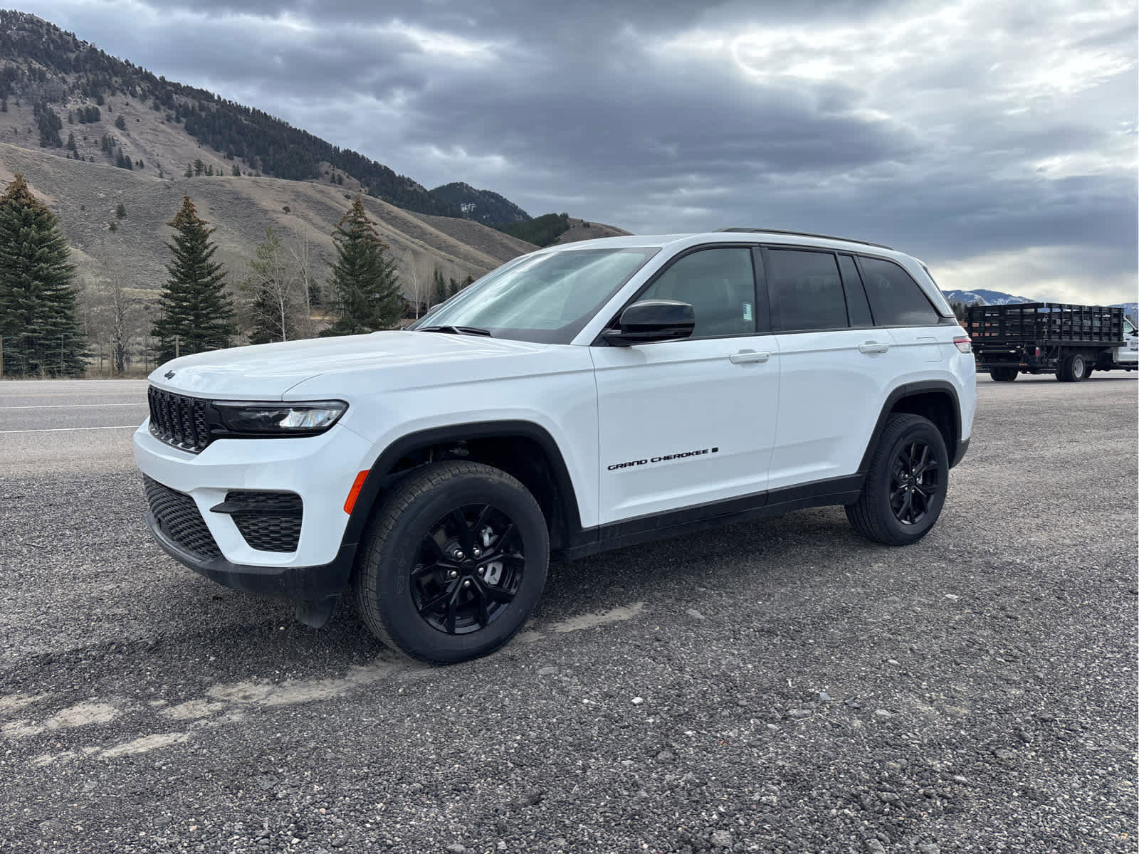 New 2025 Jeep Grand Cherokee Altitude image 9