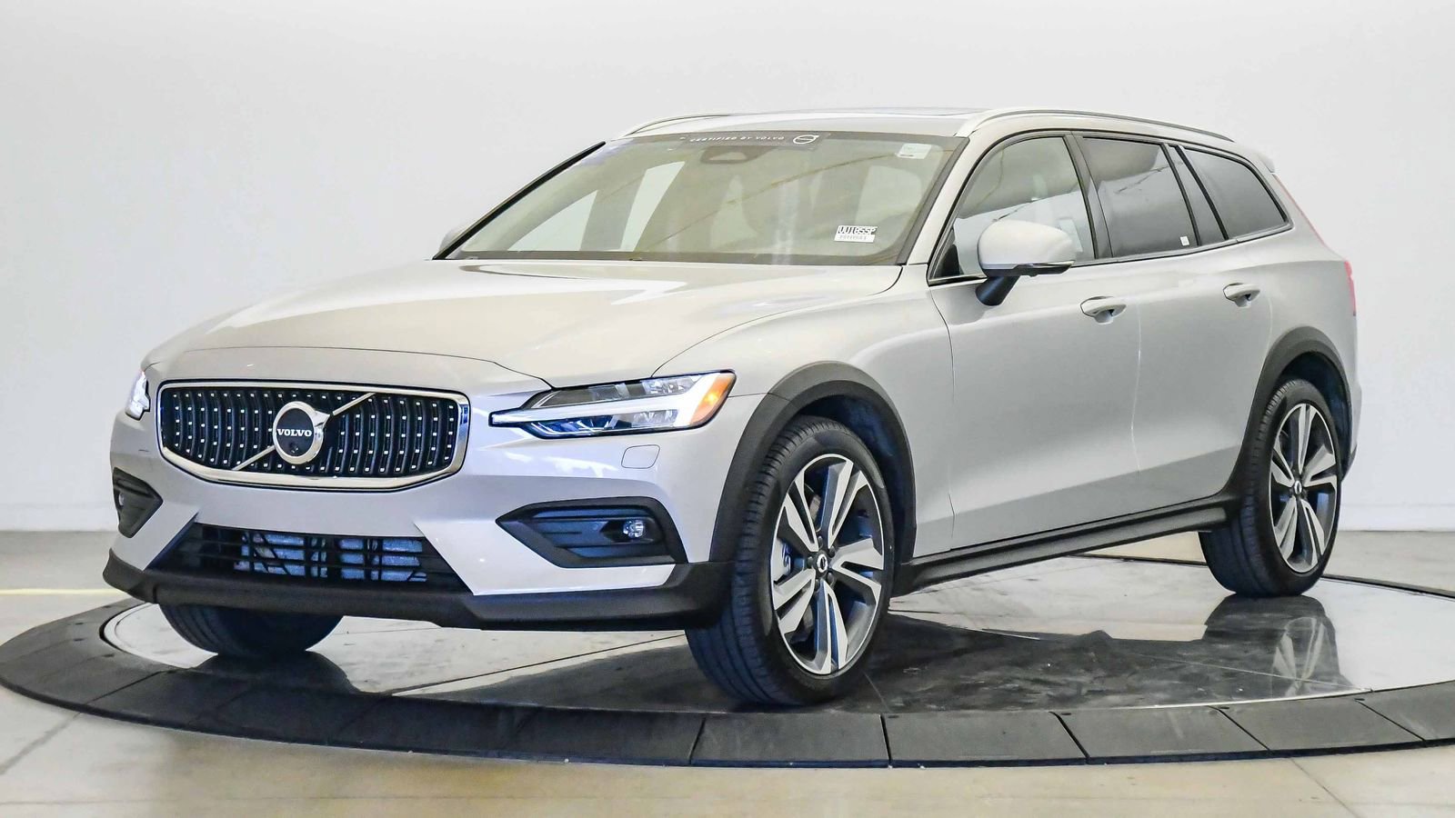 Certified 2025 Volvo V60 B5 Cross Country Plus AWD/4WD image 1