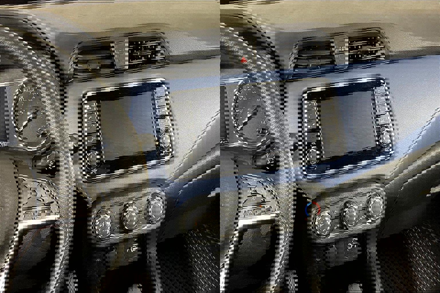 Used 2025 Nissan Versa SV w/ Electronics Package image 9