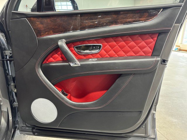 Used 2017 Bentley Bentayga image 61