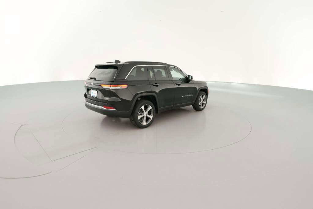 New 2025 Jeep Grand Cherokee Limited w/ Trailer Tow Package image 12