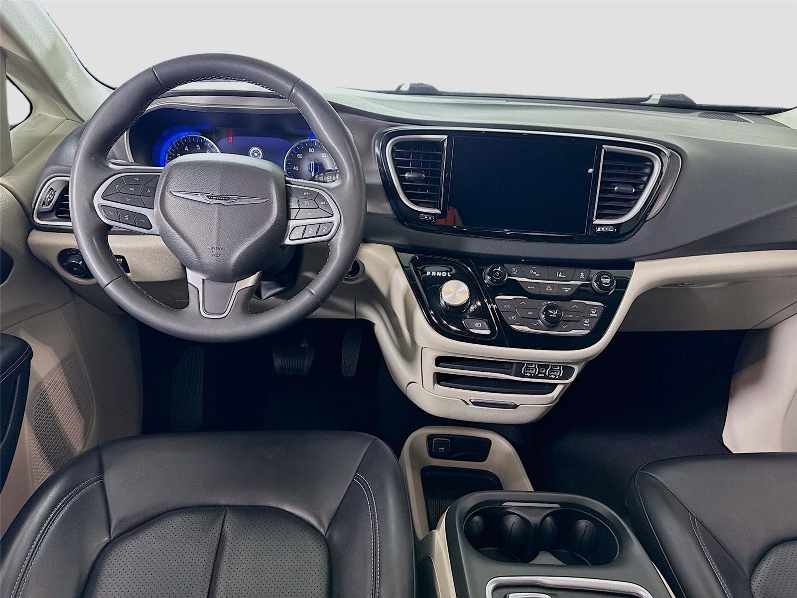 Used 2023 Chrysler Pacifica Touring-L image 2