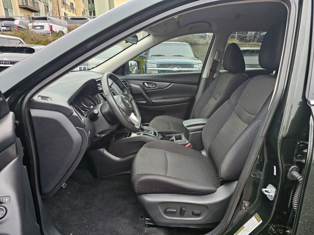 Used 2019 Nissan Rogue SV image 19