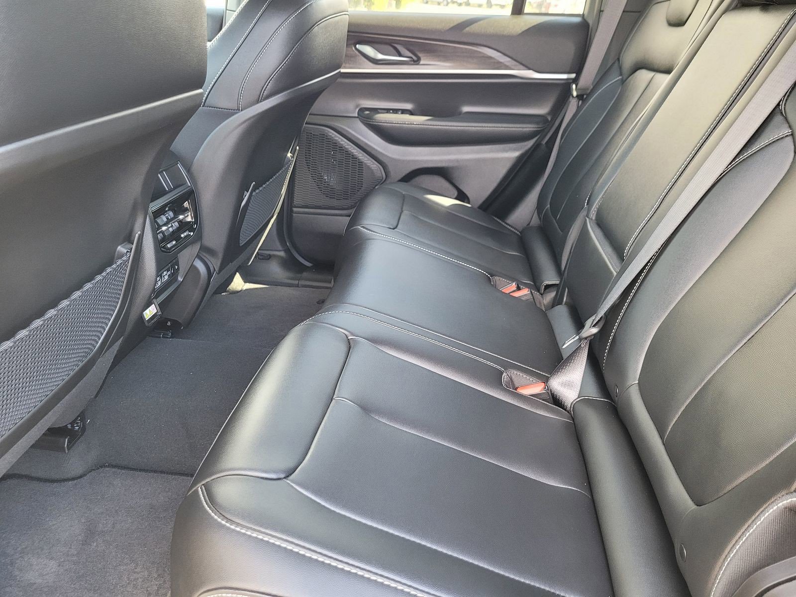 New 2025 Jeep Grand Cherokee Limited image 8