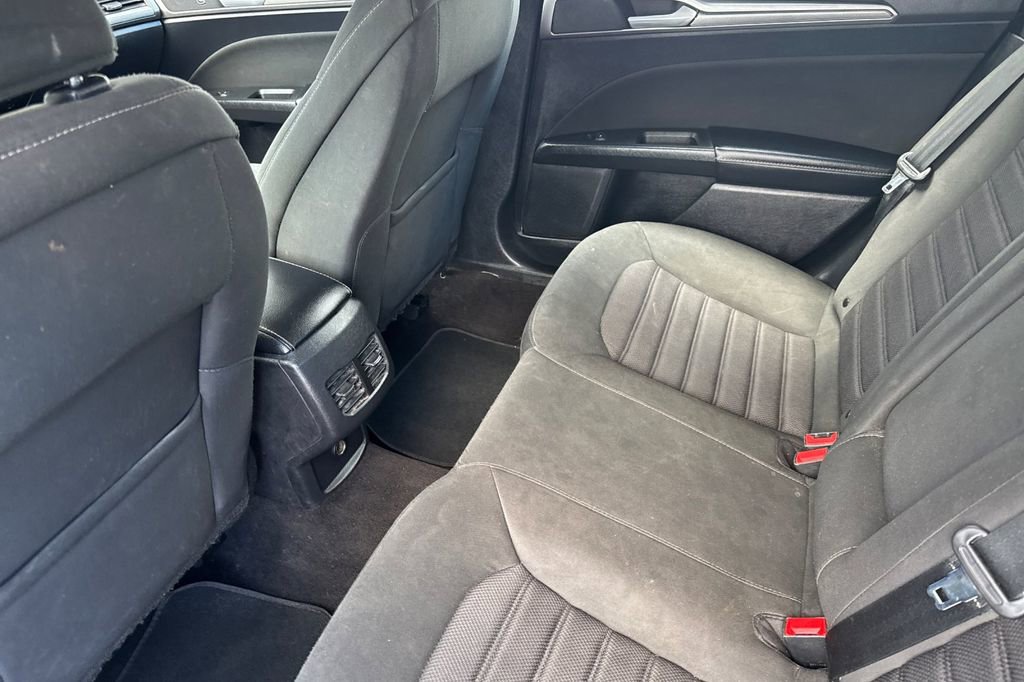 Used 2019 Ford Fusion SE FWD image 12