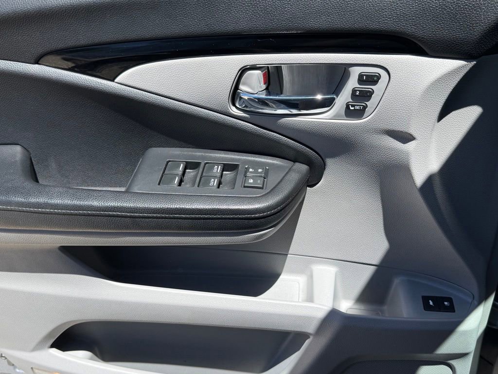 Used 2016 Honda Pilot Touring image 29