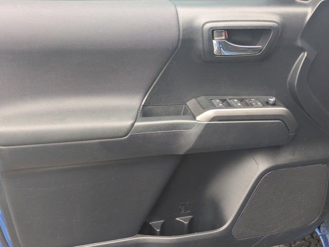 Used 2018 Toyota Tacoma TRD Sport AWD/4WD image 10