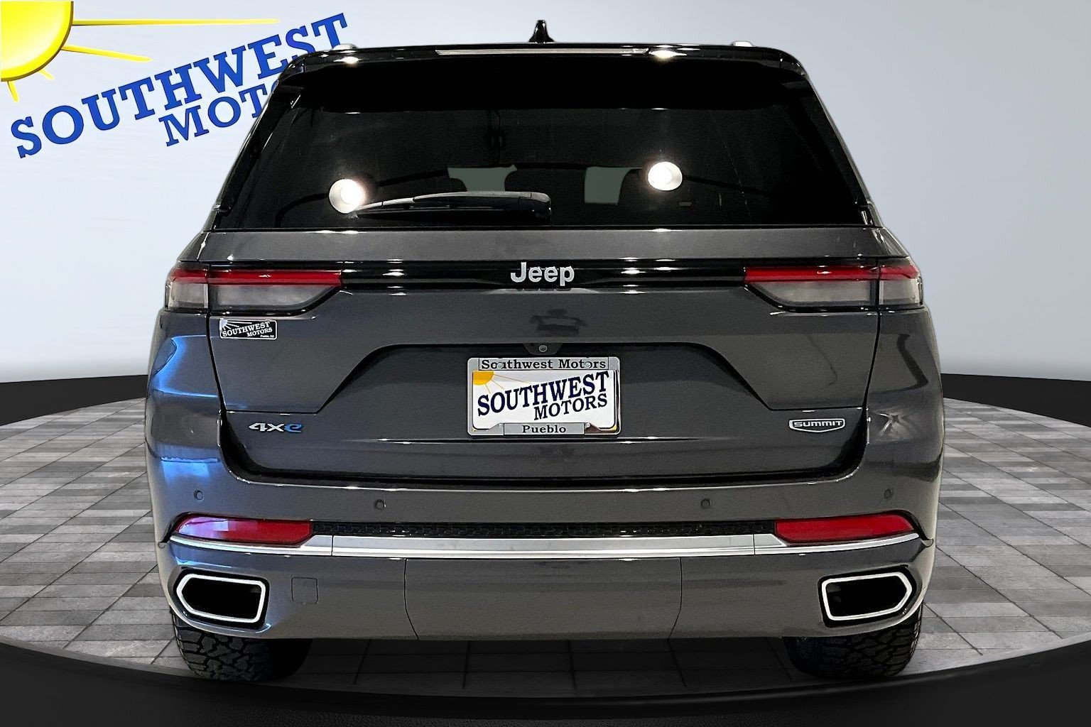 Used 2022 Jeep Grand Cherokee Summit AWD/4WD image 6