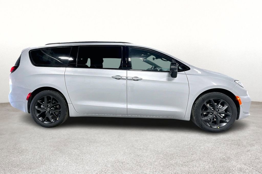New 2026 Chrysler Pacifica Limited w/ S Appearance Package image 8