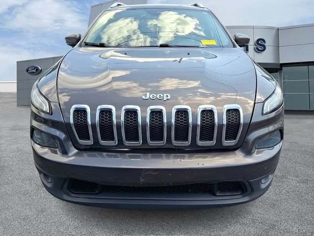 Used 2018 Jeep Cherokee Latitude Plus w/ Comfort/Convenience Group AWD/4WD image 2