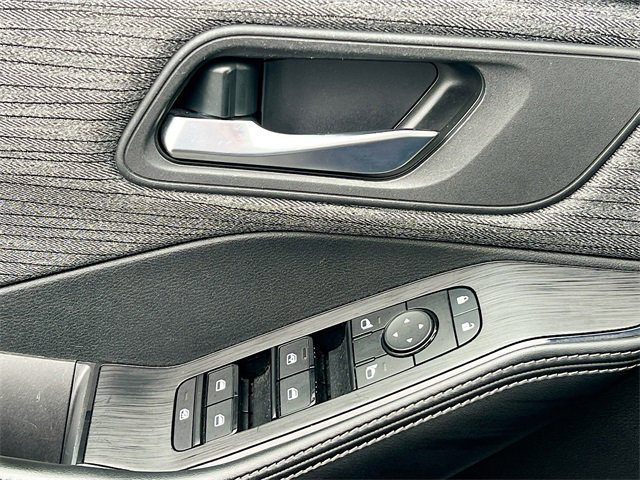 Used 2023 Nissan Rogue SV image 17