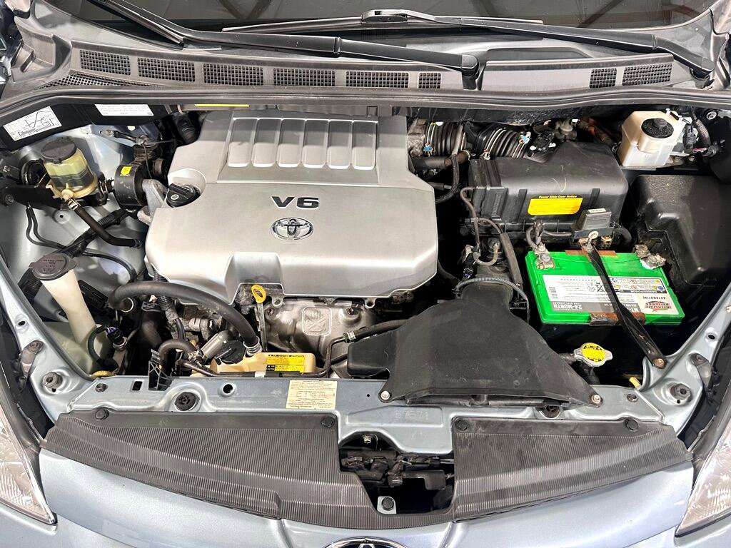 Used 2010 Toyota Sienna XLE image 39